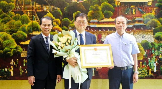 ​Hue’s Honorary Citizenship presented to KOICA Vietnam Country Director