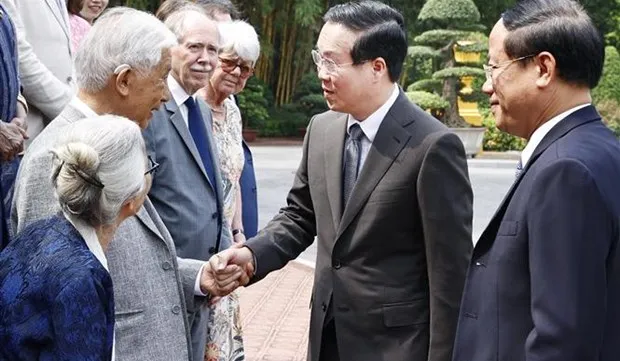 President Vo Van Thuong meets foreign, Vietnamese scientists