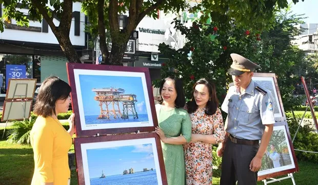 Quang Ngai hosts photo exhibition on Hoang Sa, Truong Sa for first time