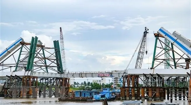 Can Tho: Final sections of Tran Hoang Na bridge get linked