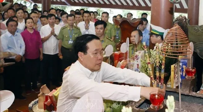 State President offers incense in tribute to President Ho Chi Minh