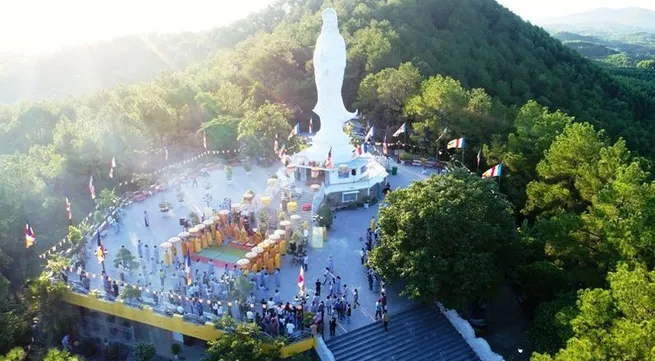 ​Thousands of visitors and Buddhist followers flock to Quan The Am Festival in Hue