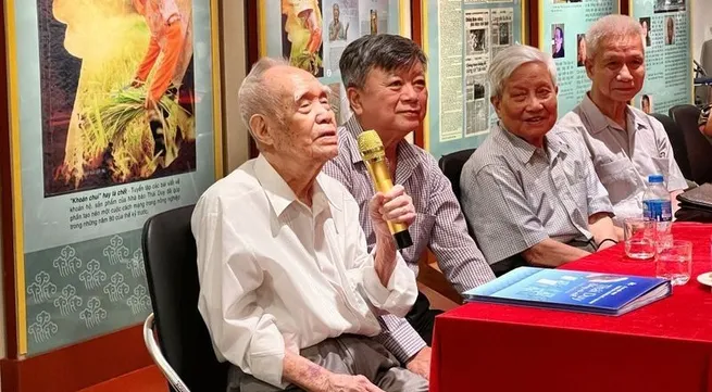 Journalist Thai Duy honoured for contribution to Vietnamese press