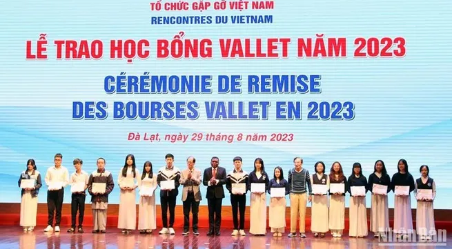 Foreign-sponsored scholarships worth over 2.5 billion VND granted to students