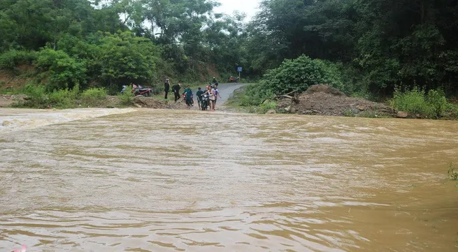 Heavy rain causes traffic disruption in Ky Son district