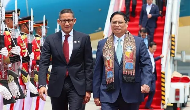 PM arrives in Jakarta to attend 43rd ASEAN Summit