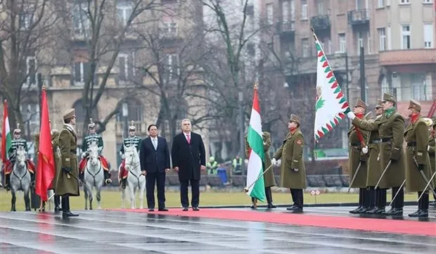 Hungarian PM hosts welcome ceremony for Vietnamese counterpart
