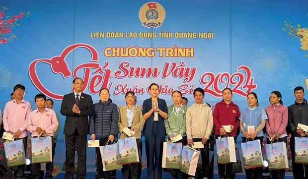 Tet gifts, greetings come to the needy in Hau Giang, Quang Ngai, Binh Thuan