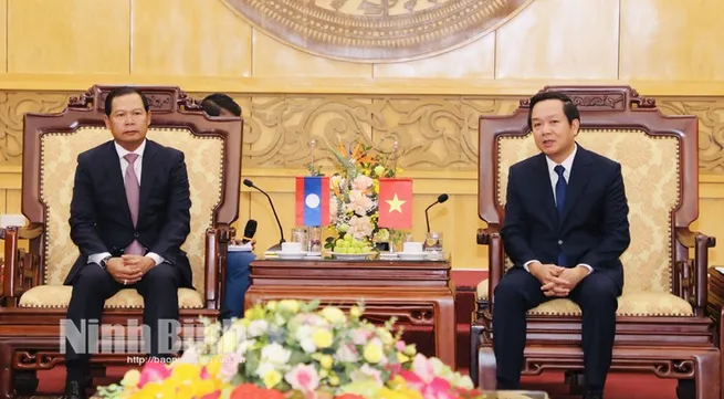 Ninh Binh provincial leaders receive visiting Lao delegation