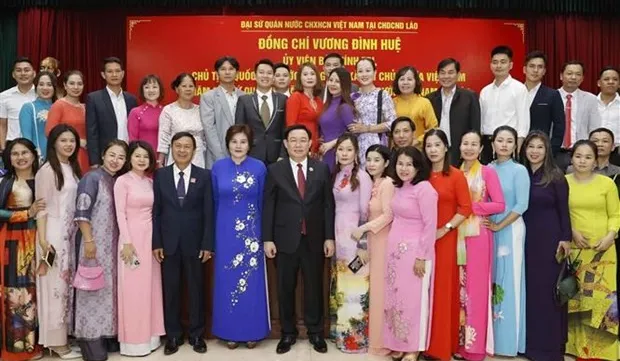 NA Chairman meets Vietnamese community in Laos