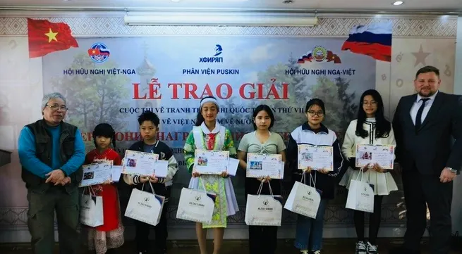 Winners of the Vietnam-Russia painting contest honoured