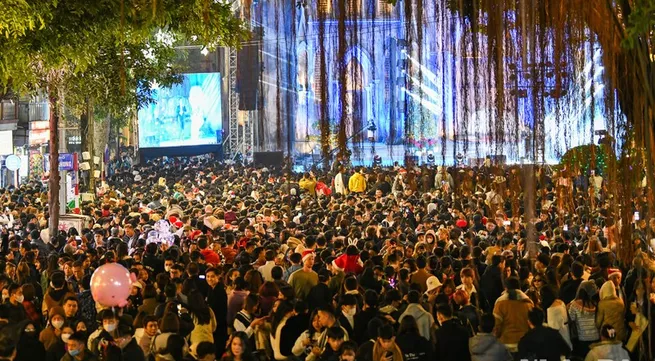 Christmas atmosphere spreads across Vietnam