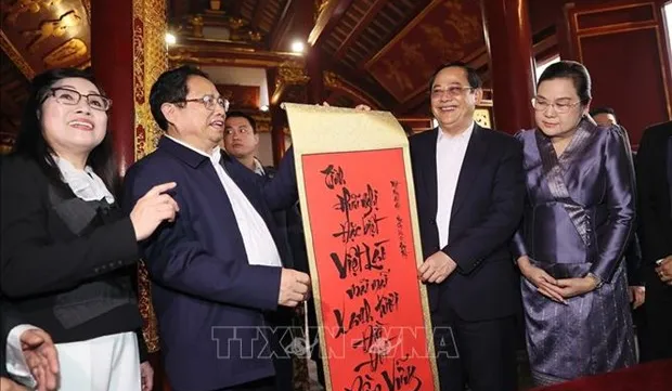 Vietnamese, Lao PMs tour Ngoc Son Temple, Hoan Kiem Lake