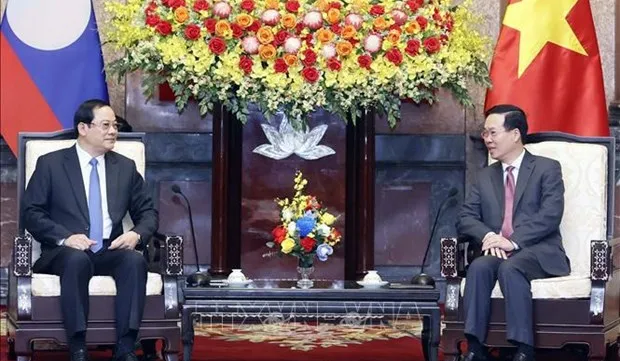 State President hosts Lao Prime Minister in Hanoi