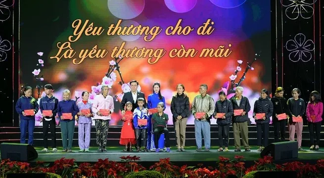 Parliament leader attends “Tet for the poor” programme in Nghe An