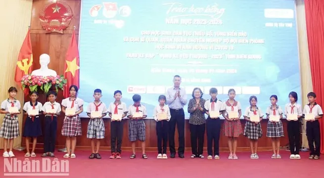 Vu A Dinh scholarships given to disadvantaged ethnic minority students in Kien Giang