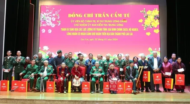 Party official presents Tet gifts in Lao Cai Province