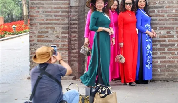 Billions of VND spent on ao dai online for Tet holidays