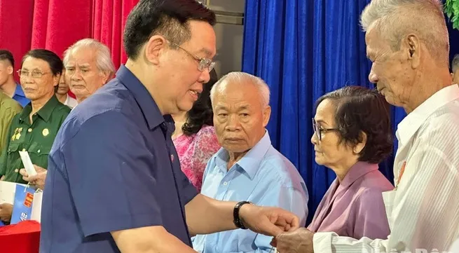 Top legislator presents Tet gifts to policy beneficiaries, workers, armed forces in Bac Lieu