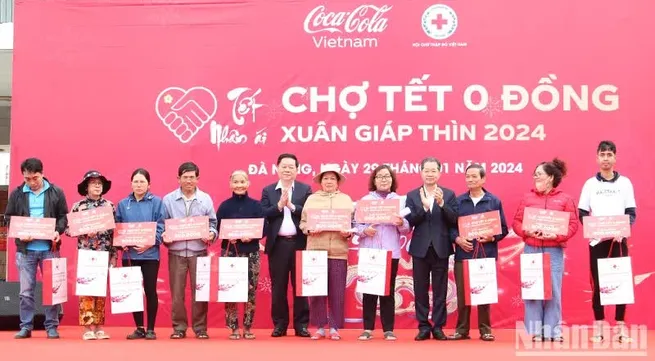 Head of PCC’s Commission for Communication and Education presents Tet gifts to Da Nang people