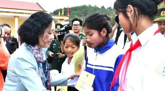 Politburo member Truong Thi Mai presents gifts to locals in Quang Binh’s border area