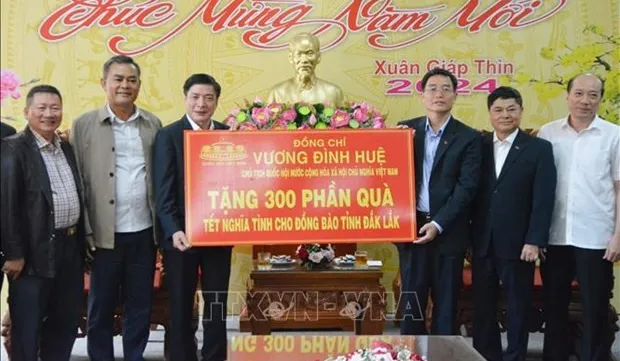 300 Tet gifts from NA Chairman presented to Dak Lak people