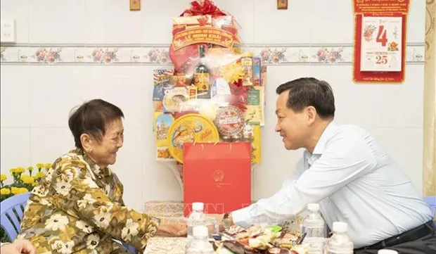 Deputy PM presents Tet gifts to disadvantaged people in An Giang