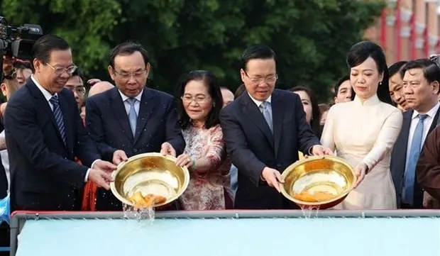 President joins OVs in traditional carp release ritual in Ho Chi Minh City