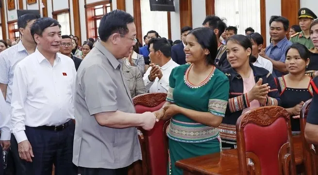 Chief legislator presents Tet gifts to social policy beneficiaries in Gia Lai province