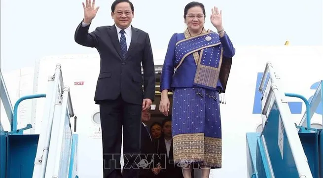 Lao PM arrives in Hanoi, begining official visit to Vietnam