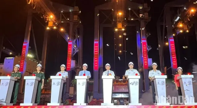 Politburo member Nguyen Van Nen launches new year operations at Tan Cang-Cat Lai Port