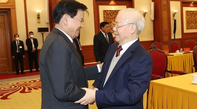Top leaders of Vietnamese, Lao Parties meet in Hanoi