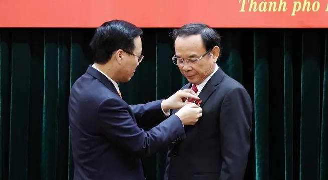 Ho Chi Minh City Party Secretary receive senior Party membership badge