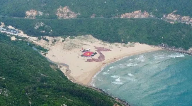 Flag-raising ceremony conducted at Bai Mon – Mui Dien national scenic spot in Phu Yen