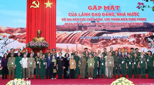 Dien Bien soldiers, youth volunteers meet in Hanoi