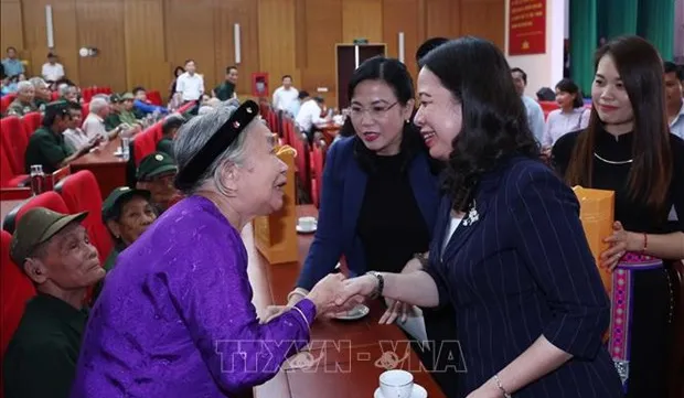 Acting President presents gifts to revolution contributors in Thai Nguyen