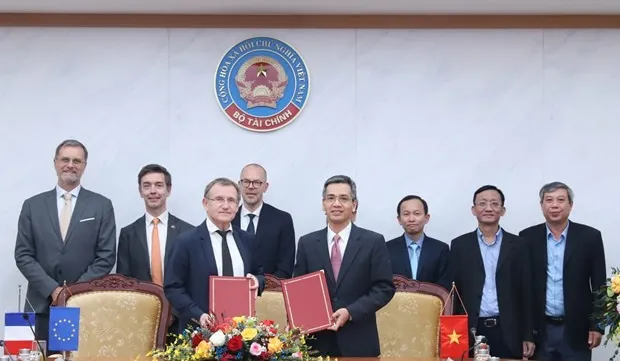 Vietnam, France exchange funding agreement for climate change projects