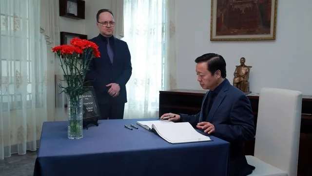 Deputy PM signs condolence book after Moscow terrorist attack