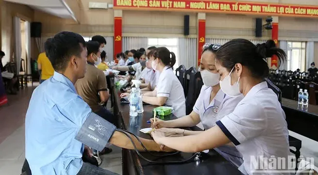 2,500 workers receive free medical examination and treatment in Da Nang