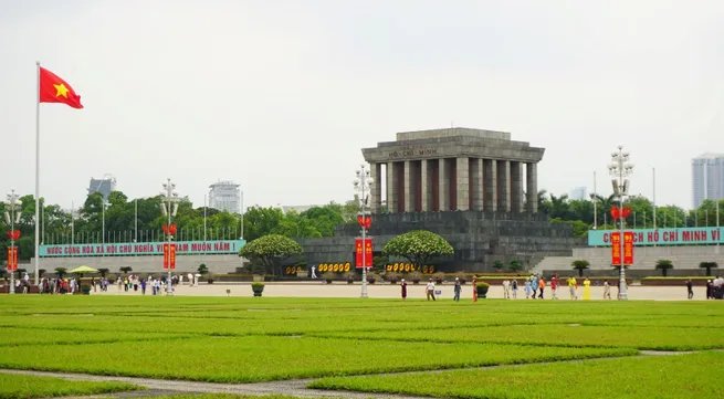 Around 32,000 people visit Ho Chi Minh Mausoleum on President's 134th birthday