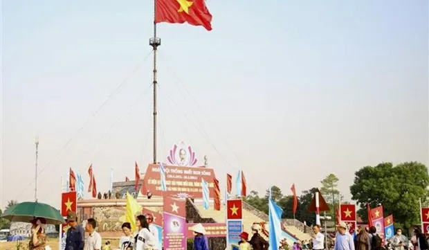 Quang Tri flag hoisting ceremony marks national reunification day