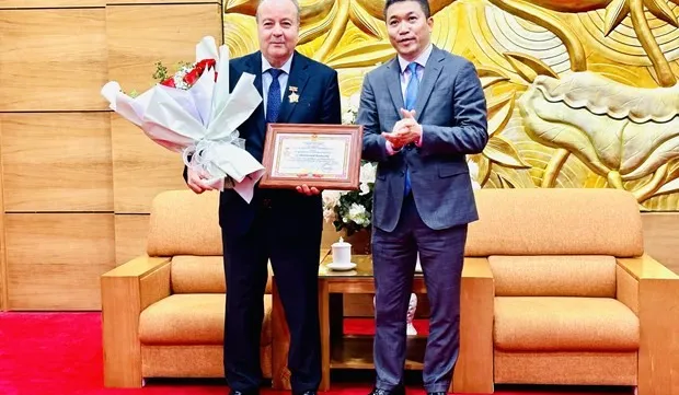 Algerian Ambassador receives friendship insignia