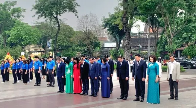 Hanoi leaders pay tribute to Lenin on his birthday