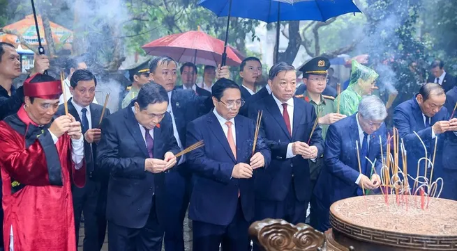 Prime Minister Pham Minh Chinh offers incense to Hung Kings