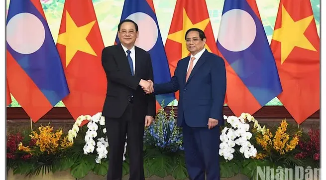 Vietnamese, Lao PMs join in working session in Hanoi