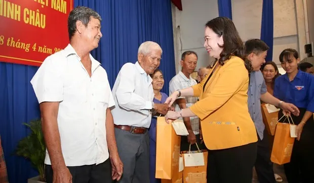 Acting President presents gifts to disadvantaged people in Tay Ninh province