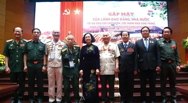 Party and State leaders meet Dien Bien Phu veterans and volunteers