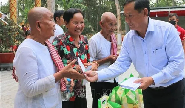 Poor Khmer households in An Giang given gifts on Chol Chnam Thmay Festival