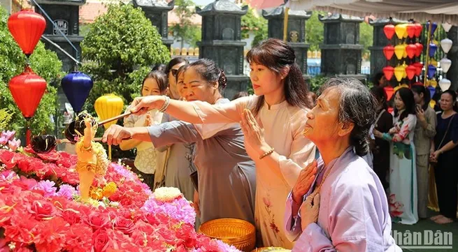 Overseas Vietnamese in Laos celebrate Buddha's birthday