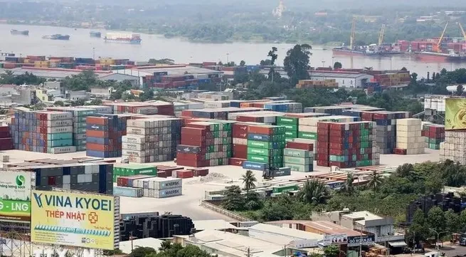 Vietnam's trade surplus tops 8 billion USD in five months